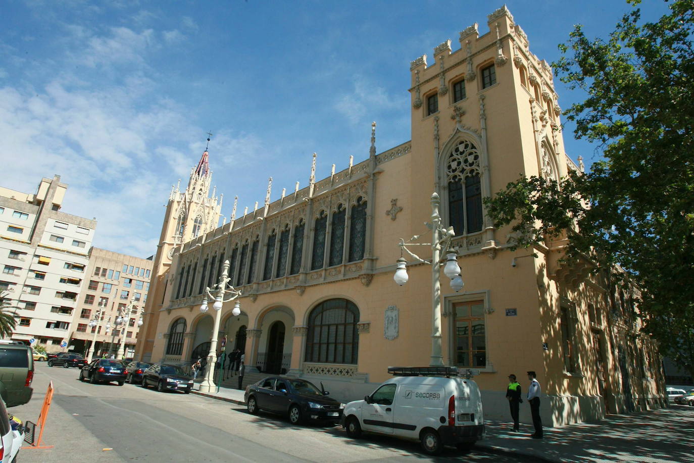 Palacio Municipal de la Exposición. Hoy, Palacio de la Exposición con las farolas modelo Exposición.