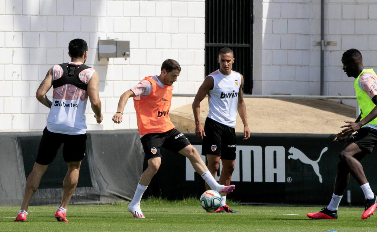 Los jugadores del Valencia se entrenan ayer en la Ciudad Deportiva 