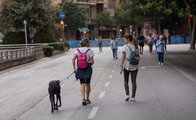 Cuántas personas pueden pasear juntas en la Fase 1 y en la Fase 2