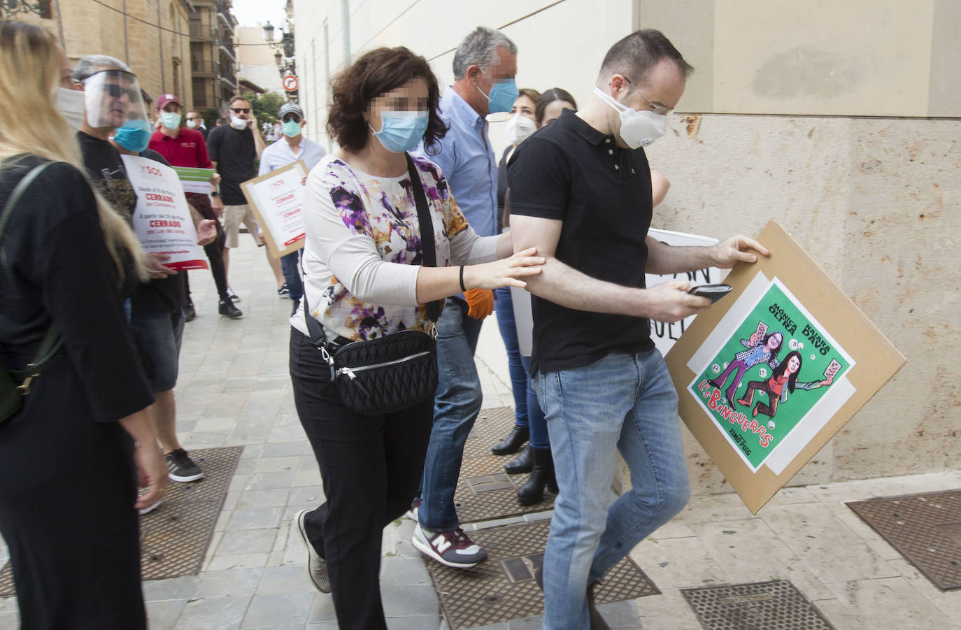 Unas 250 personas vinculadas al sector de las casas de apuestas se han concentrado esta mañana para protestar de cara a la aprobación de la ley del Juego, que estaba previsto que se votase de forma ponderada hoy pero que finalmente podría hacerse de forma telemática y en los próximos días, tras la petición de Vox.