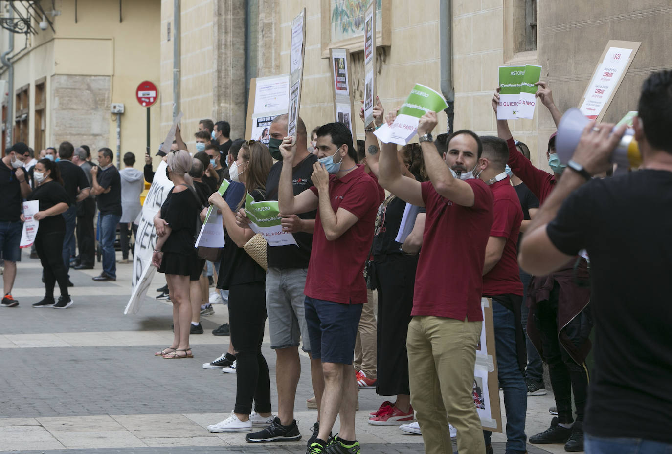 Unas 250 personas vinculadas al sector de las casas de apuestas se han concentrado esta mañana para protestar de cara a la aprobación de la ley del Juego, que estaba previsto que se votase de forma ponderada hoy pero que finalmente podría hacerse de forma telemática y en los próximos días, tras la petición de Vox.