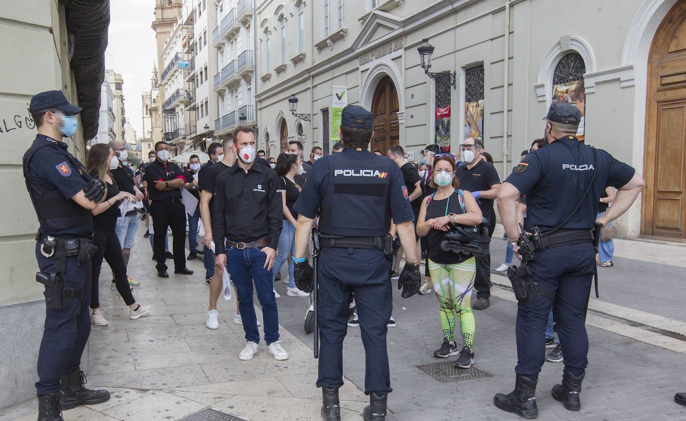 Unas 250 personas vinculadas al sector de las casas de apuestas se han concentrado esta mañana para protestar de cara a la aprobación de la ley del Juego, que estaba previsto que se votase de forma ponderada hoy pero que finalmente podría hacerse de forma telemática y en los próximos días, tras la petición de Vox.