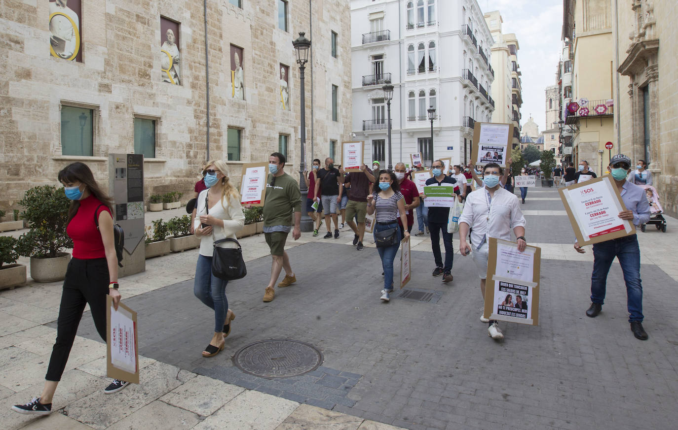 Unas 250 personas vinculadas al sector de las casas de apuestas se han concentrado esta mañana para protestar de cara a la aprobación de la ley del Juego, que estaba previsto que se votase de forma ponderada hoy pero que finalmente podría hacerse de forma telemática y en los próximos días, tras la petición de Vox.