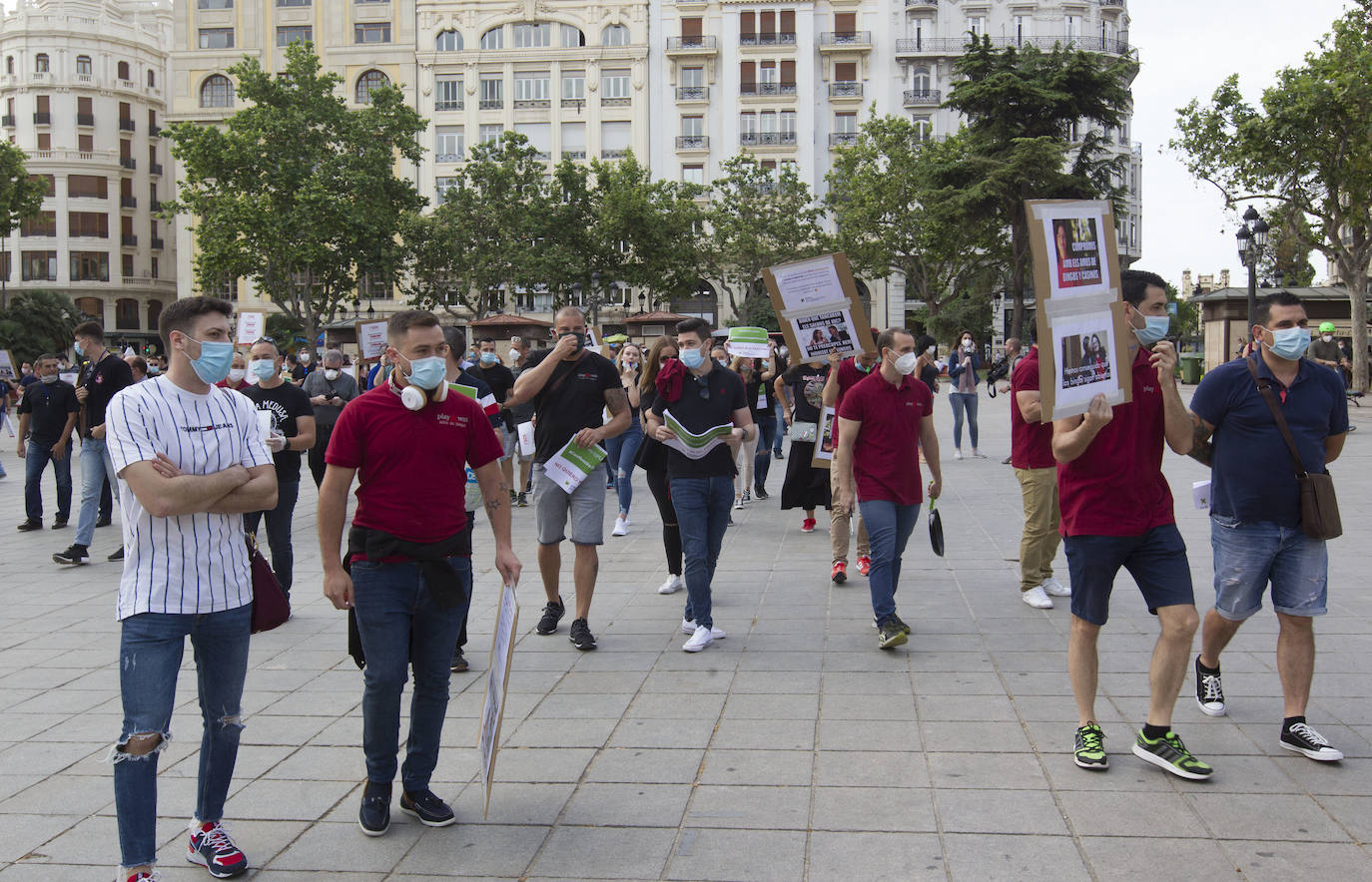 Unas 250 personas vinculadas al sector de las casas de apuestas se han concentrado esta mañana para protestar de cara a la aprobación de la ley del Juego, que estaba previsto que se votase de forma ponderada hoy pero que finalmente podría hacerse de forma telemática y en los próximos días, tras la petición de Vox.