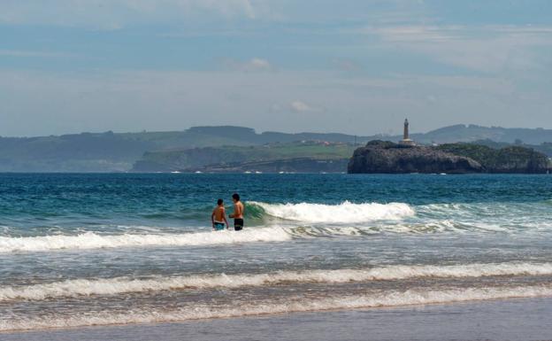 La distancia física es clave para disfrutar de las playas en la desescalada. 