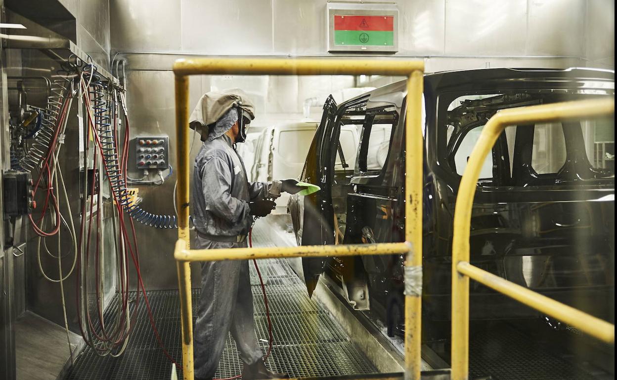 Un operario pinta un vehículo en la planta de Ford en Almussafes.