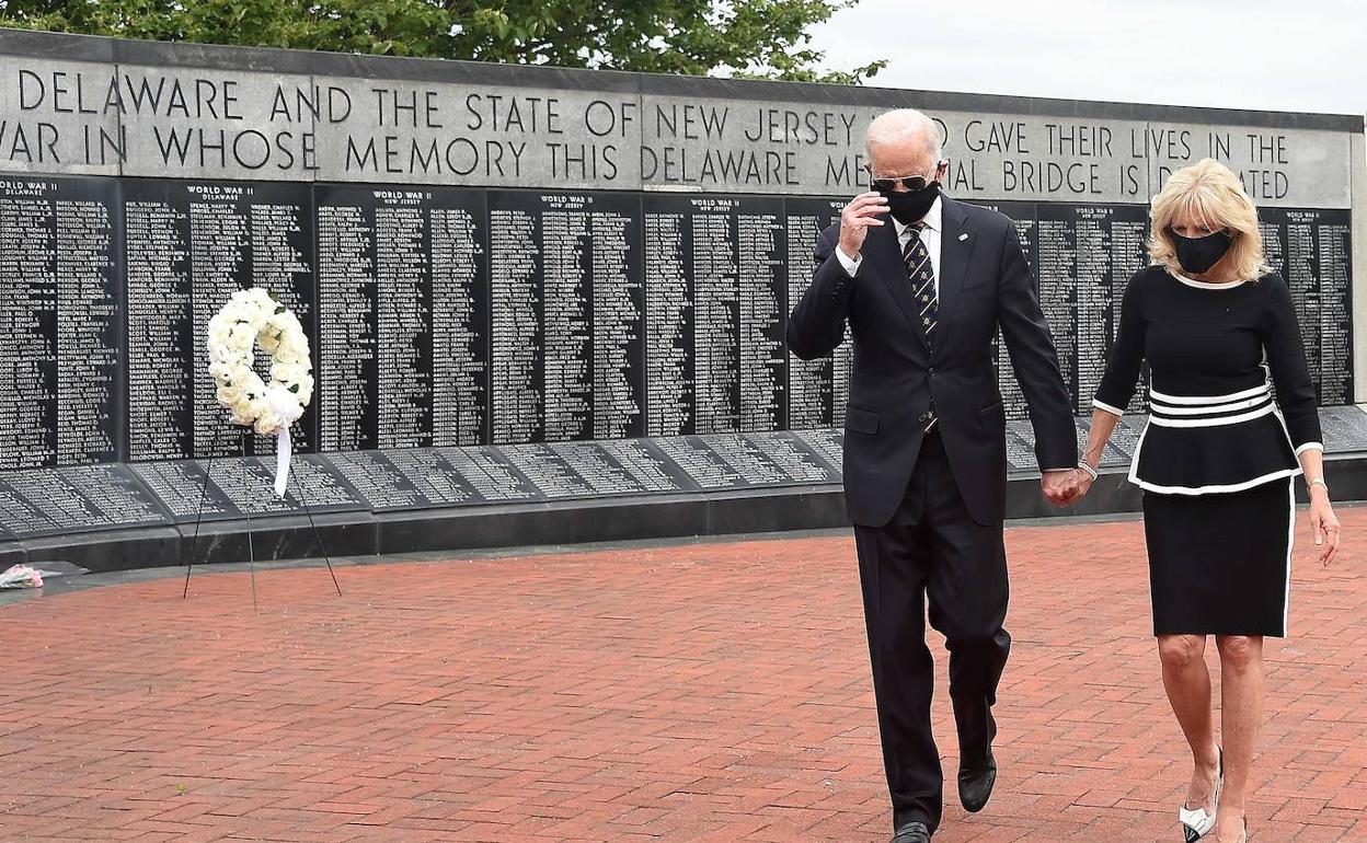 El candidato demócrata, Joe Biden, y su esposa Jill visitan el memorial dedicado a los veteranos de guerra construido en Delawere.