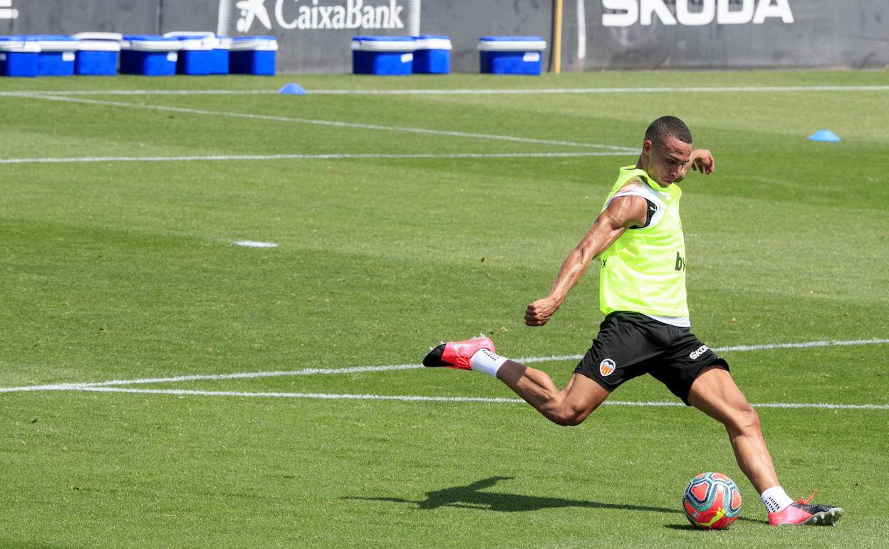 Rodrigo Moreno golpea el balón en Paterna.