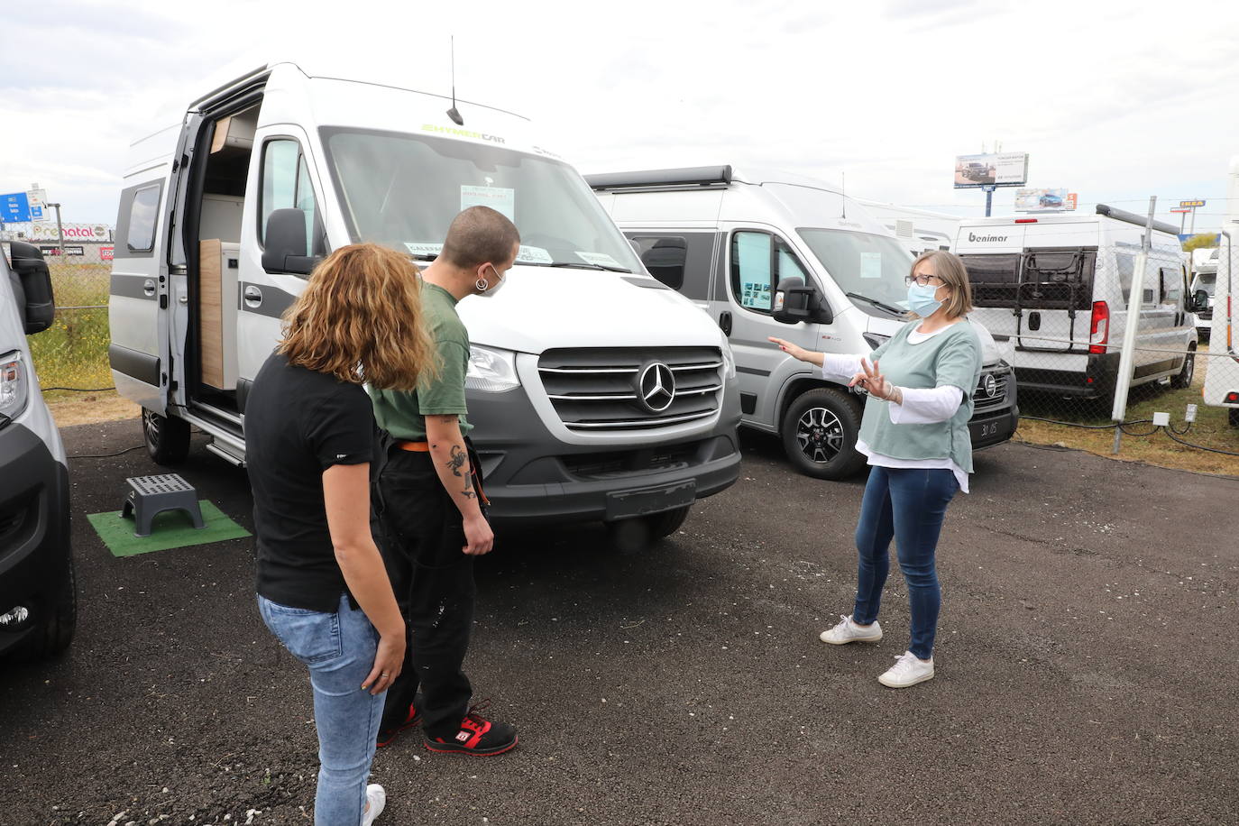 El miedo al COVID-19 y la incertidumbre sobre las condiciones que rodearán el próximo verano y los desplazamientos vacacionales han disparado también la demanda de alquiler de autocaravanas. En la imagen, una comercial muestra a sus clientes el funcionamiento de una caravana a la venta en la empresa Roulot en Alcorcón.