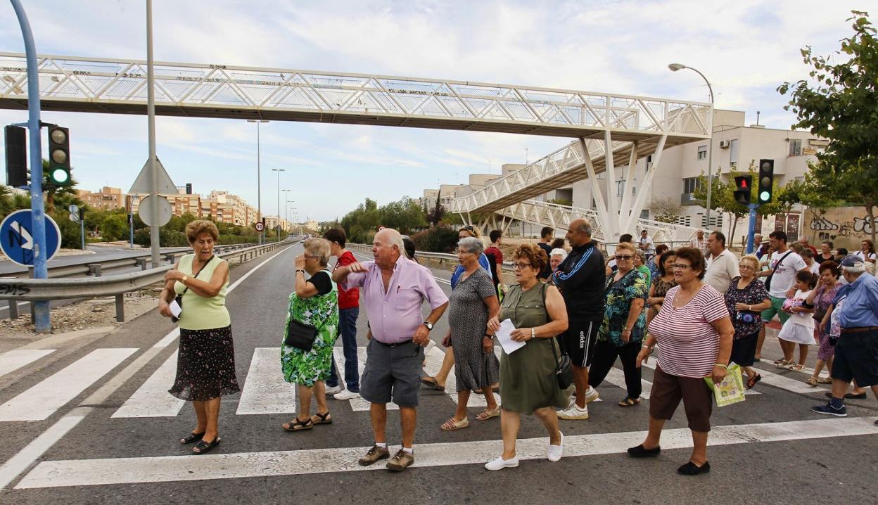 Imagen de archivo de una protesta de los vecinos del barrio de Rabasa, en Alicante. lp