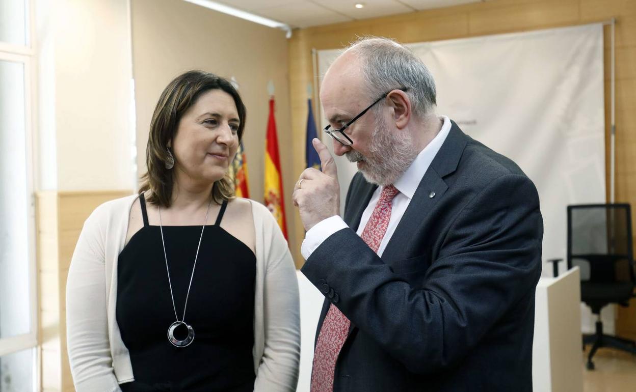 Rosa Pérez, a la izquierda, junto a su antecesor en el cargo, Manuel Alcaraz. 