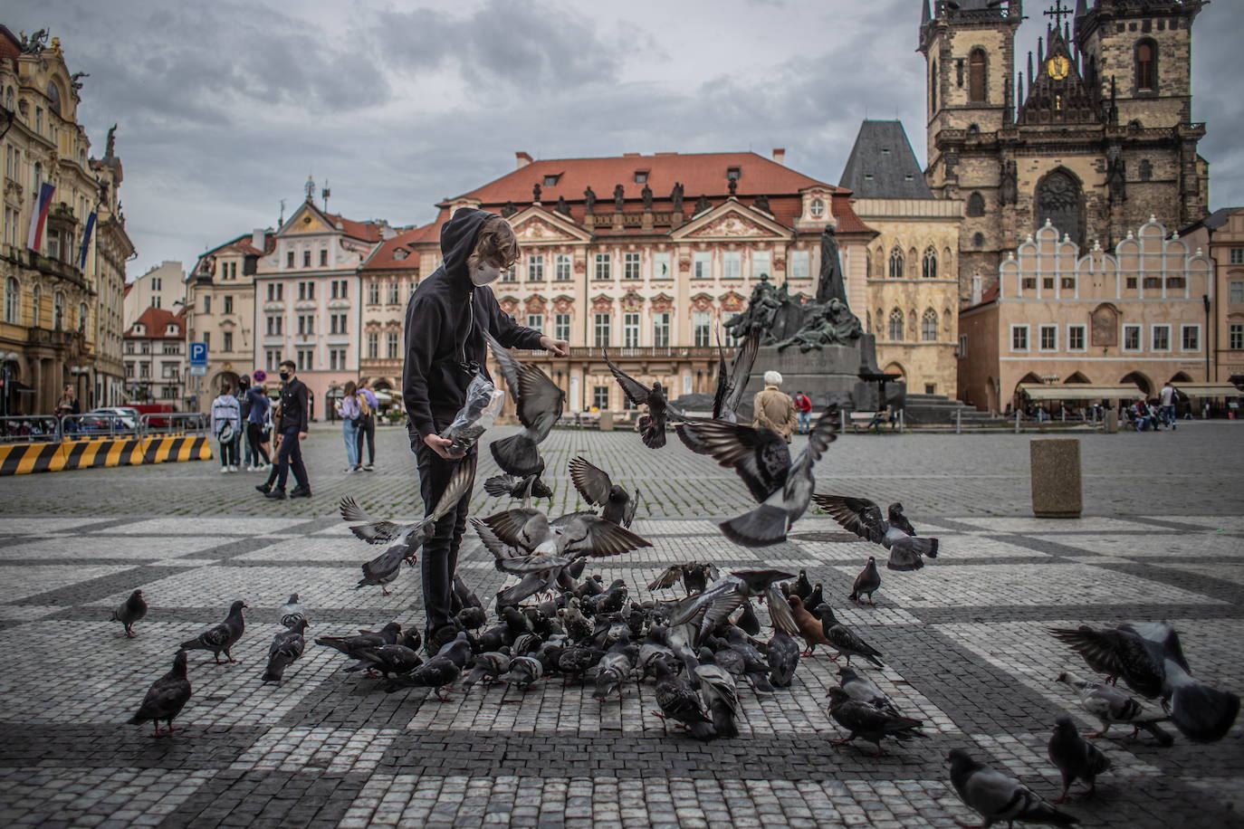 Praga (República Checa). Es una ciudad sorprendente. Su esencia medieval se respira en cada rincón, abundan los suelos y muros de piedra entre edificios espectaculares. Visitar la capital de la República Checa es un plan perfecto para realizar un viaje o una escapada en familia, con amigos o en pareja. Conocida como 'el nuevo París', es un destino idílico también para enamorados.