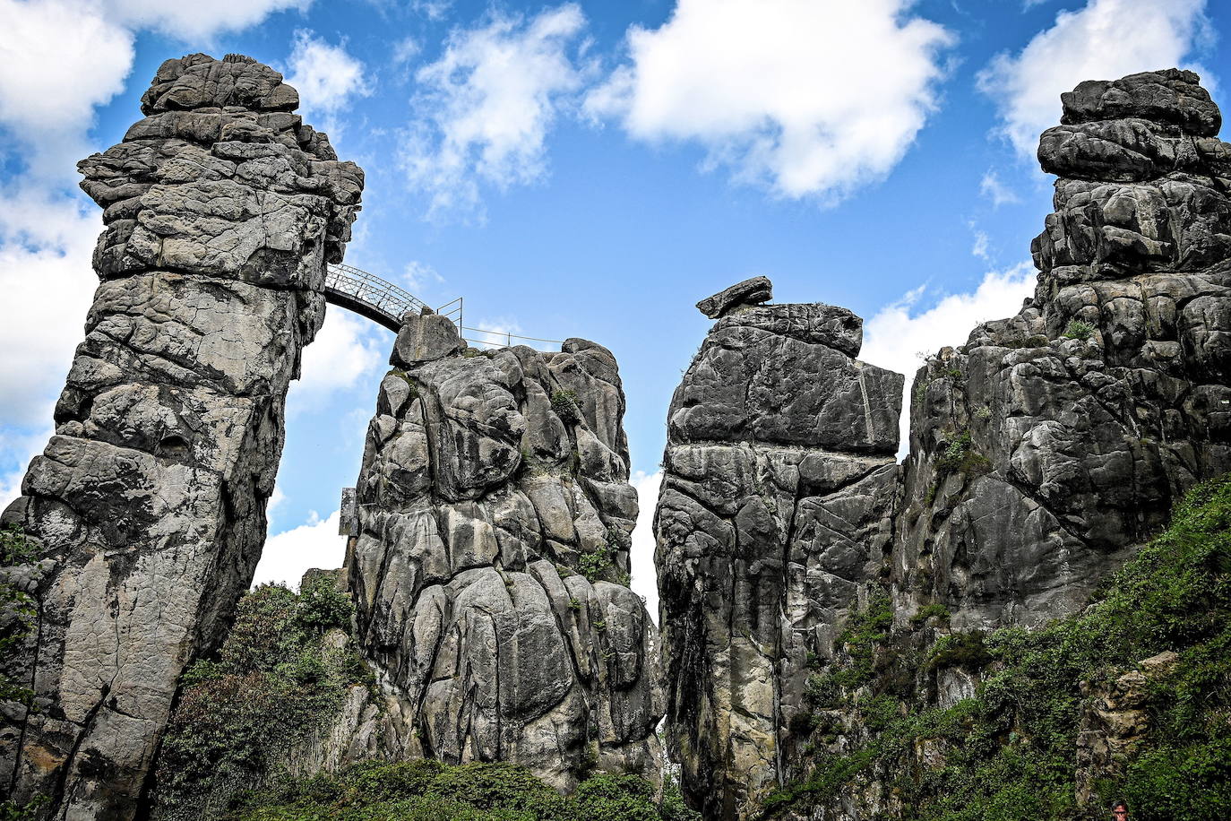 Teutoburg Forest (Horn-bad Meinberg, Alemania). La impactante formación rocosa de arenisca 'Externsteine' sobresale en el bosque de Teutoburgo. A las rocas, que están protegidas como monumentos naturales y culturales, se les atribuye un significado histórico especial. 