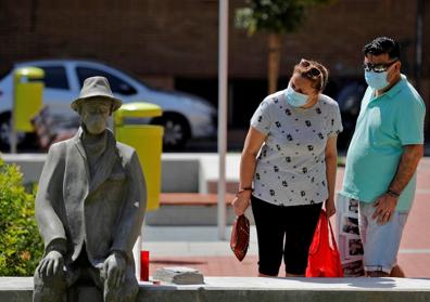Imagen secundaria 1 - La escultura sorpresa en memoria de las víctimas del coronavirus que ha aparecido en un parque valenciano