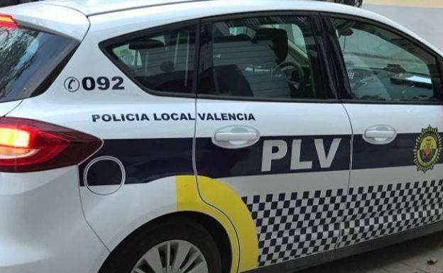 Un hombre con una orden de alejamiento se presenta en casa de su expareja en Valencia mientras ella trabajaba