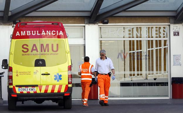 Heridos dos ocupantes de una moto al chocar contra una farola en Paterna