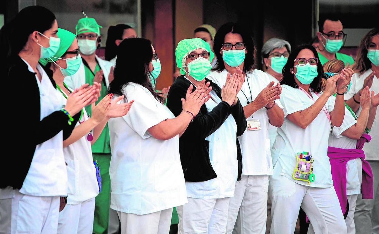 Personal sanitario aplaude a las puertas del hospital La Fe de Valencia.