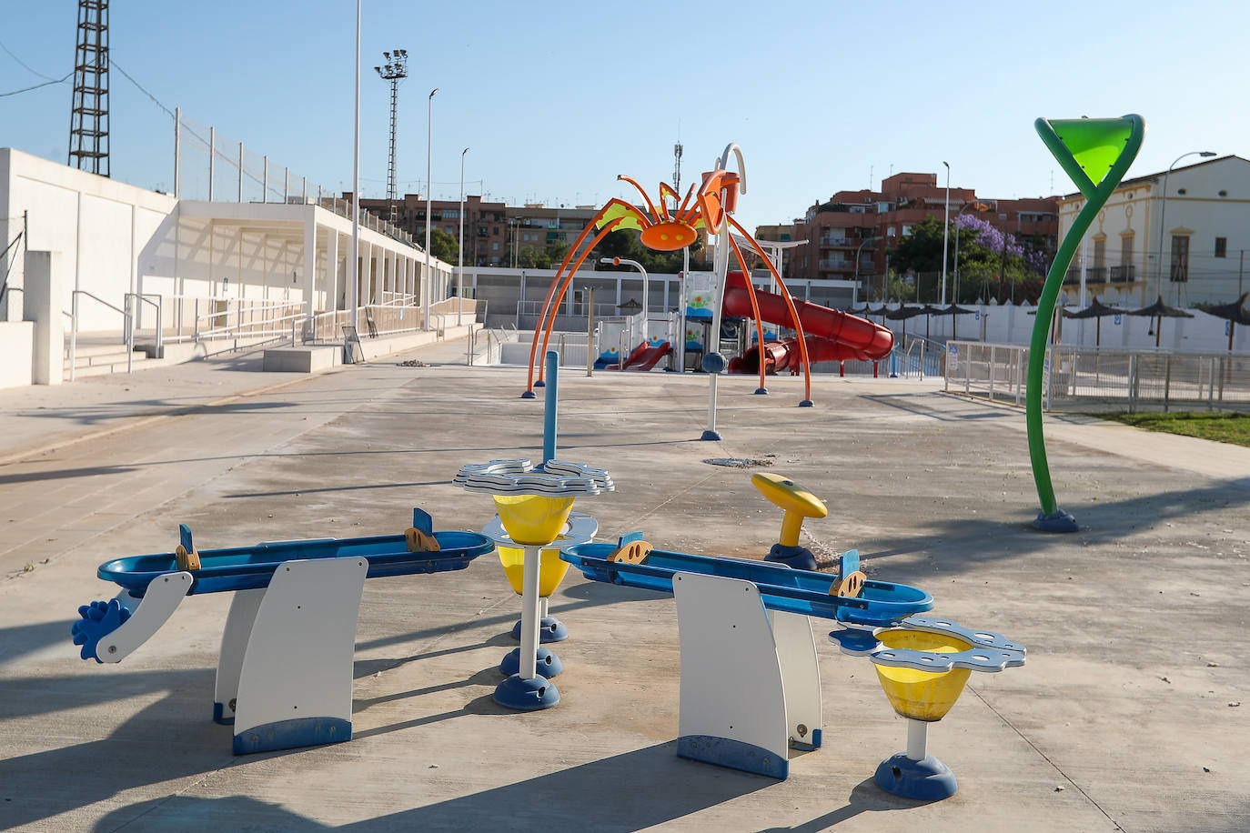 La ciudad de Valencia se prepara y acondiciona sus espacios para pasar a la fase 2 de desescalada a partir del lunes 1 de junio, junto al resto de la Comunitat. La fase 2 refuerza la movilidad a los ciudadanos y reduce las restricciones en la reapertura de numerosas instalaciones y servicios, aunque mantiene algunas restricciones. Los territorios que pasan a la fase 2 de la desescalada podrán abrir cines, teatros y monumentos con un tercio del aforo. Además, el uso de la playa ya se contempla en la fase 2 y se ha flexibilizado mucho la movilidad. 