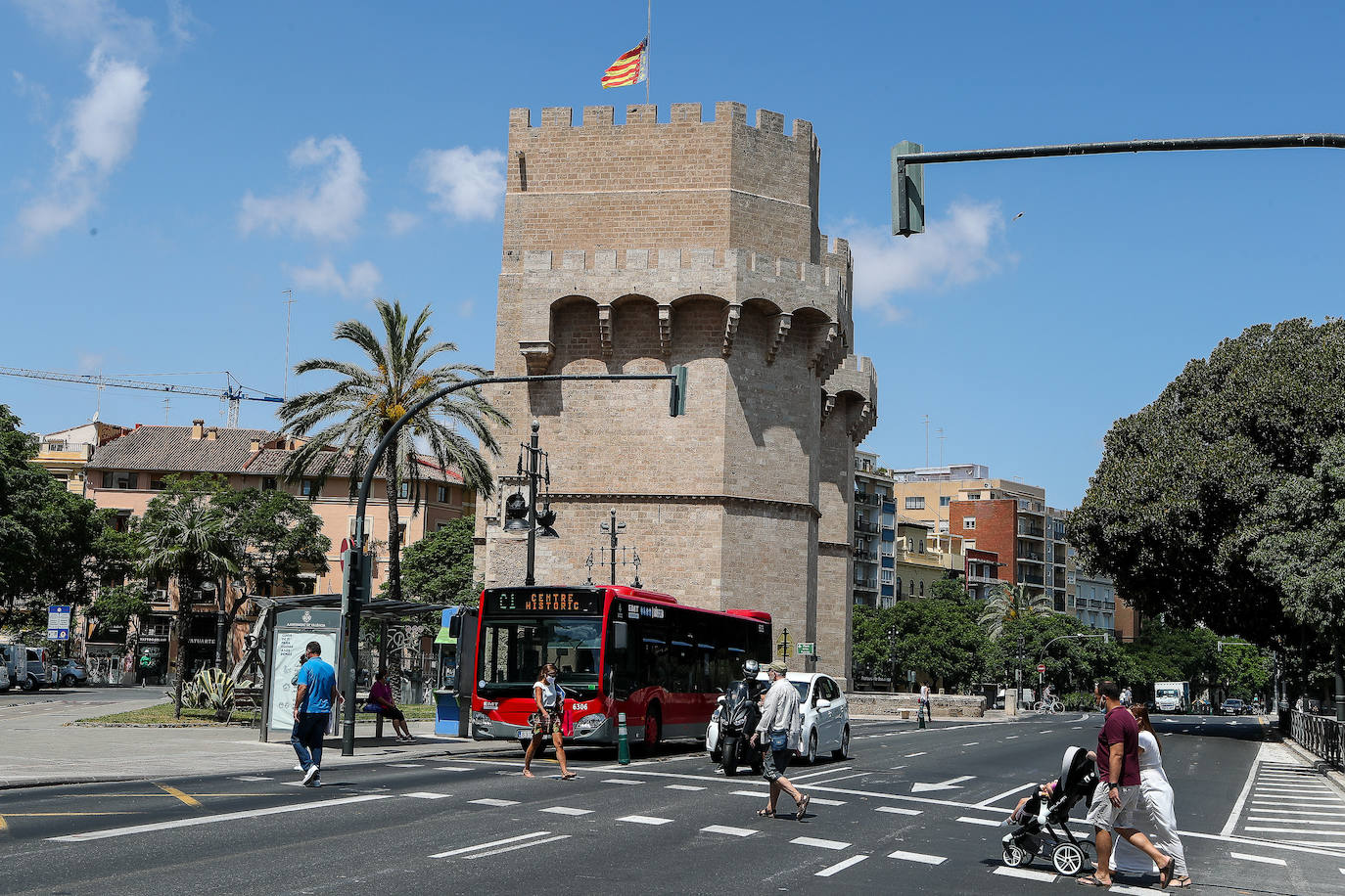 La ciudad de Valencia se prepara y acondiciona sus espacios para pasar a la fase 2 de desescalada a partir del lunes 1 de junio, junto al resto de la Comunitat. La fase 2 refuerza la movilidad a los ciudadanos y reduce las restricciones en la reapertura de numerosas instalaciones y servicios, aunque mantiene algunas restricciones. Los territorios que pasan a la fase 2 de la desescalada podrán abrir cines, teatros y monumentos con un tercio del aforo. Además, el uso de la playa ya se contempla en la fase 2 y se ha flexibilizado mucho la movilidad. 