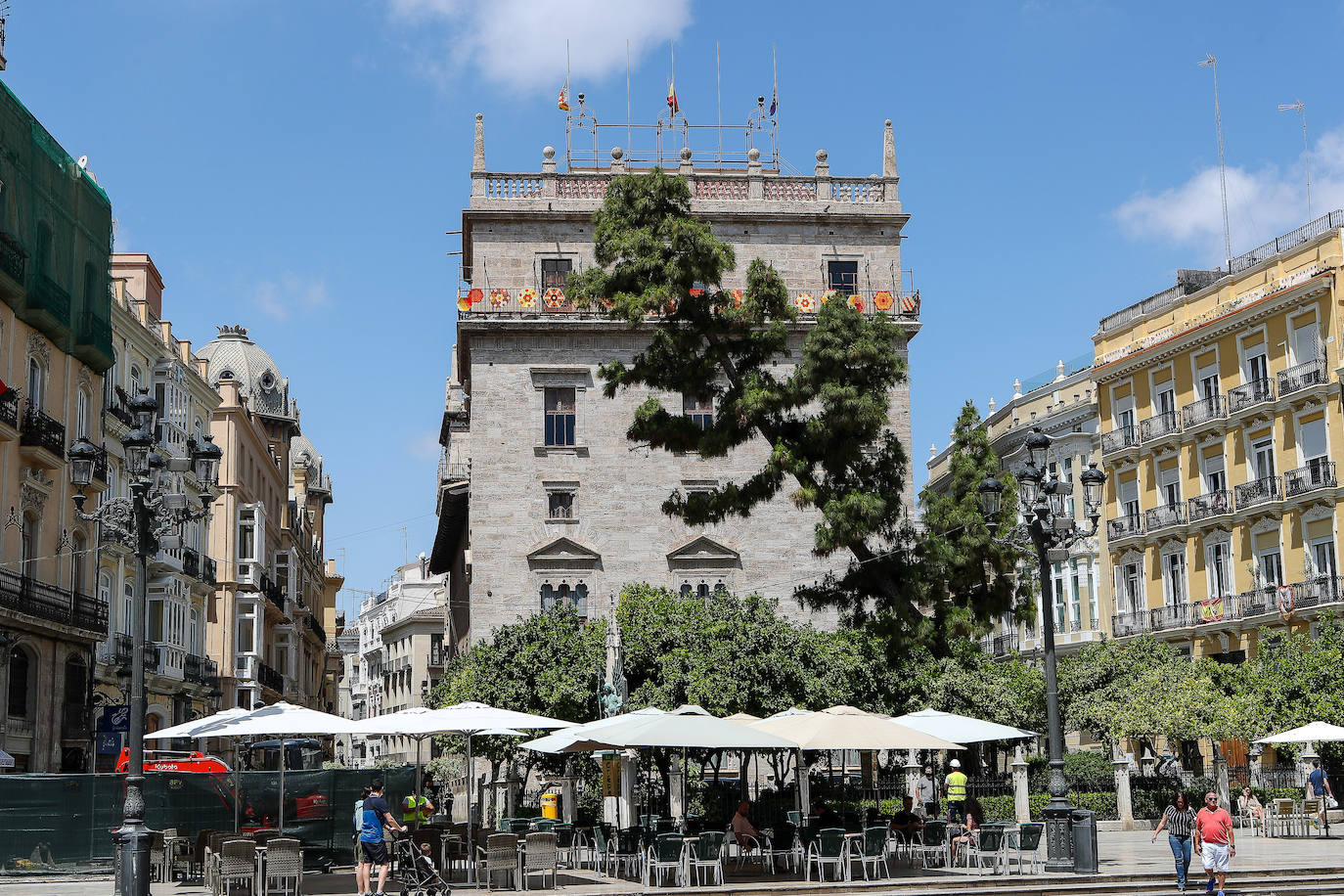 La ciudad de Valencia se prepara y acondiciona sus espacios para pasar a la fase 2 de desescalada a partir del lunes 1 de junio, junto al resto de la Comunitat. La fase 2 refuerza la movilidad a los ciudadanos y reduce las restricciones en la reapertura de numerosas instalaciones y servicios, aunque mantiene algunas restricciones. Los territorios que pasan a la fase 2 de la desescalada podrán abrir cines, teatros y monumentos con un tercio del aforo. Además, el uso de la playa ya se contempla en la fase 2 y se ha flexibilizado mucho la movilidad. 