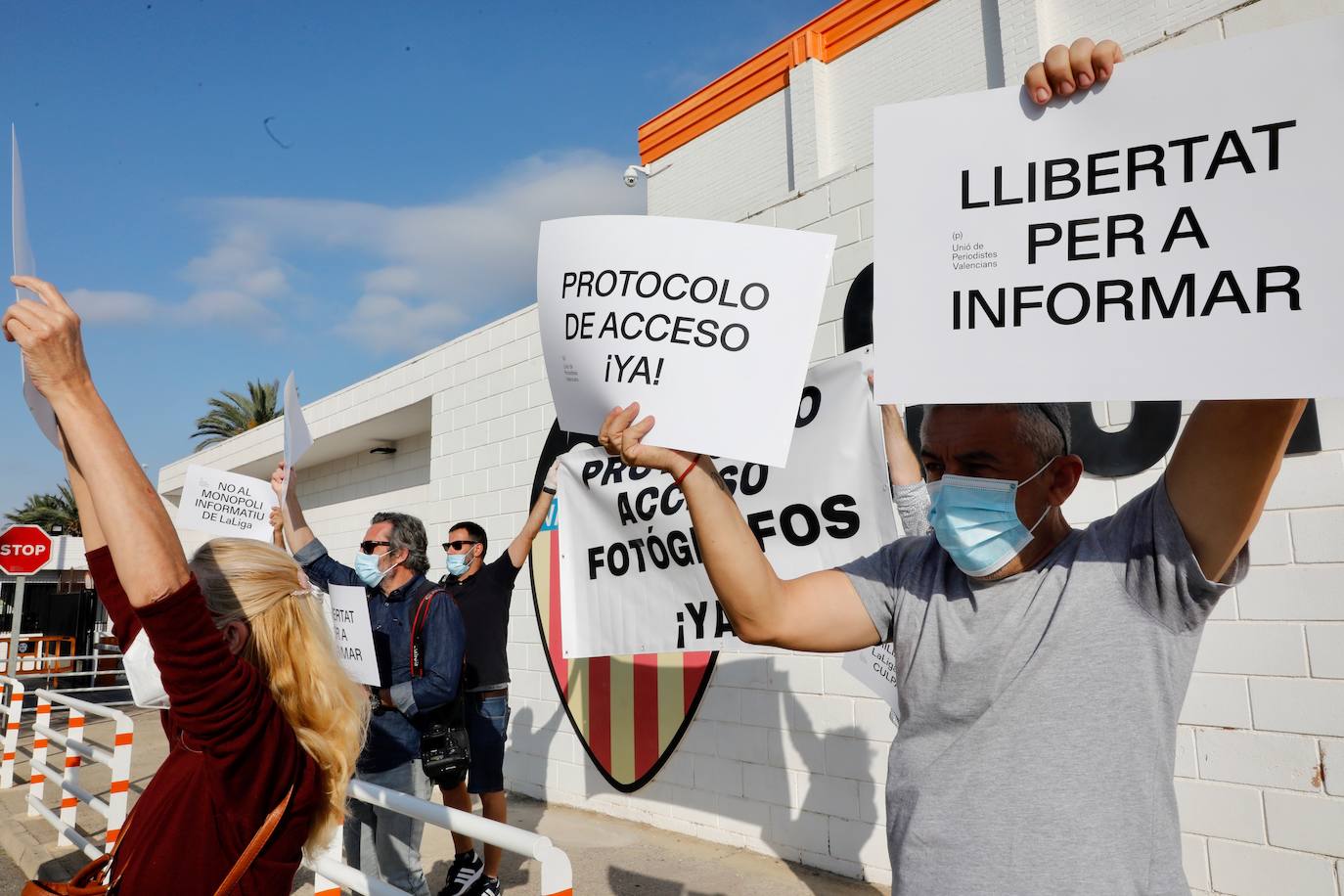 Fotoperiodistas deportivos se concentran en las instalaciones de la Ciudad Deportiva del Valencia CF para reclamar el acceso a los entrenamientos y partidos de LaLiga.