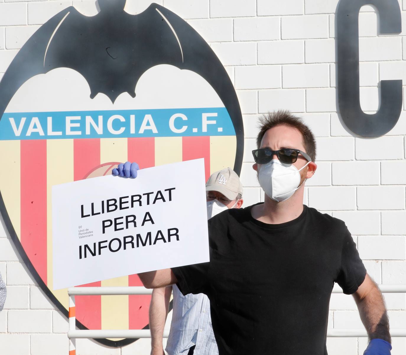 Fotoperiodistas deportivos se concentran en las instalaciones de la Ciudad Deportiva del Valencia CF para reclamar el acceso a los entrenamientos y partidos de LaLiga.