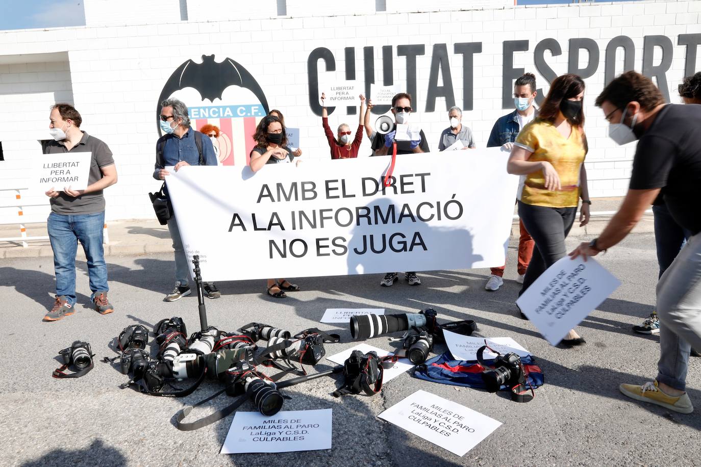 Fotoperiodistas deportivos se concentran en las instalaciones de la Ciudad Deportiva del Valencia CF para reclamar el acceso a los entrenamientos y partidos de LaLiga.