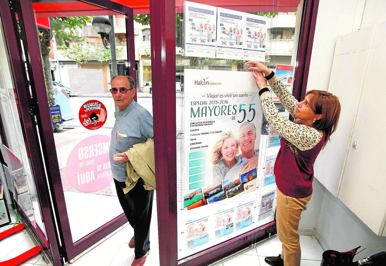Un hombre entra en una agencia de viajes. avelino gómez