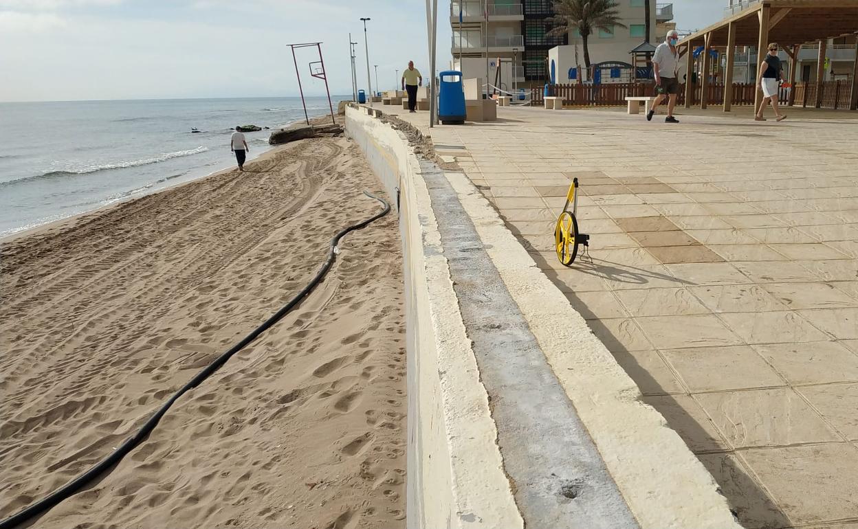 Un tramo del paseo marítimo de Bellreguard sin muro de seguridad y donde se aprecia la falta de arena. 