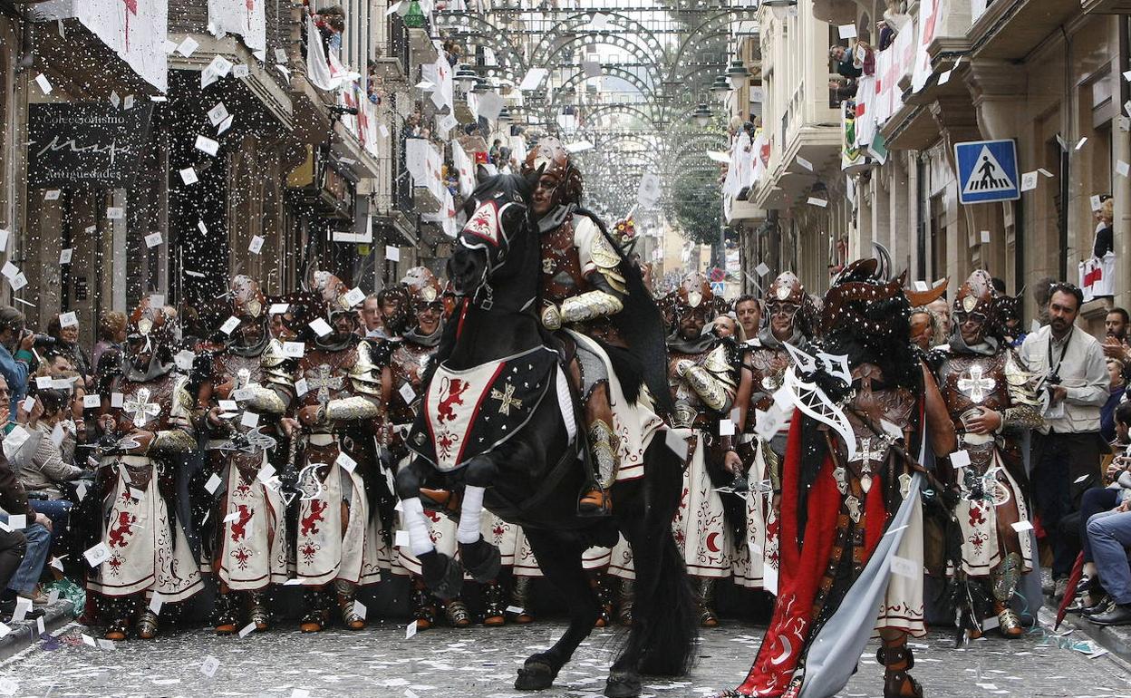 El bando cristiano desfilando en el primer día grande de las fiestas patronales de Alcoy, en una imagen de archivo. 