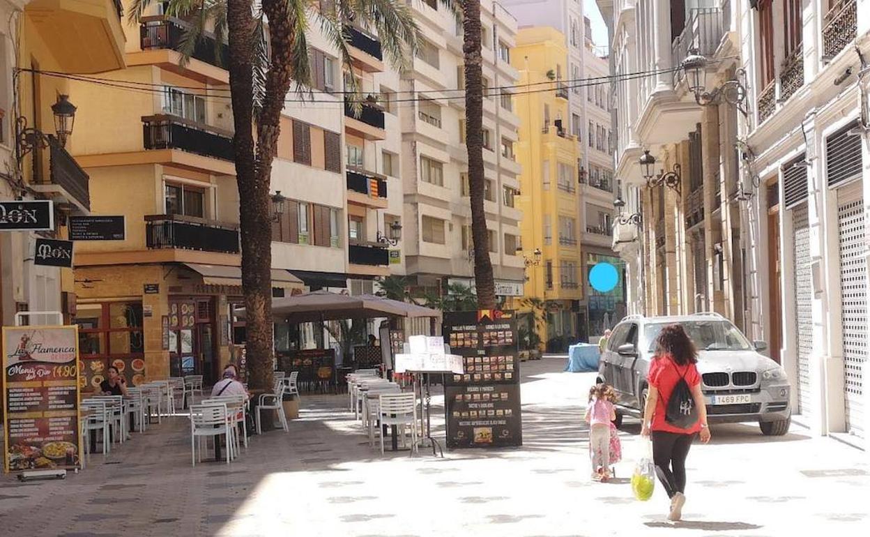Calle peatonal con una terraza en el centro de Valencia.  