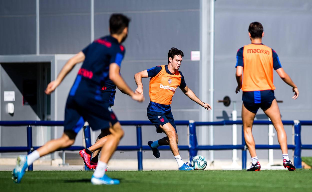 Nikola Vukcevic conduce el balón durante el entrenamiento de hoy en Buñol.