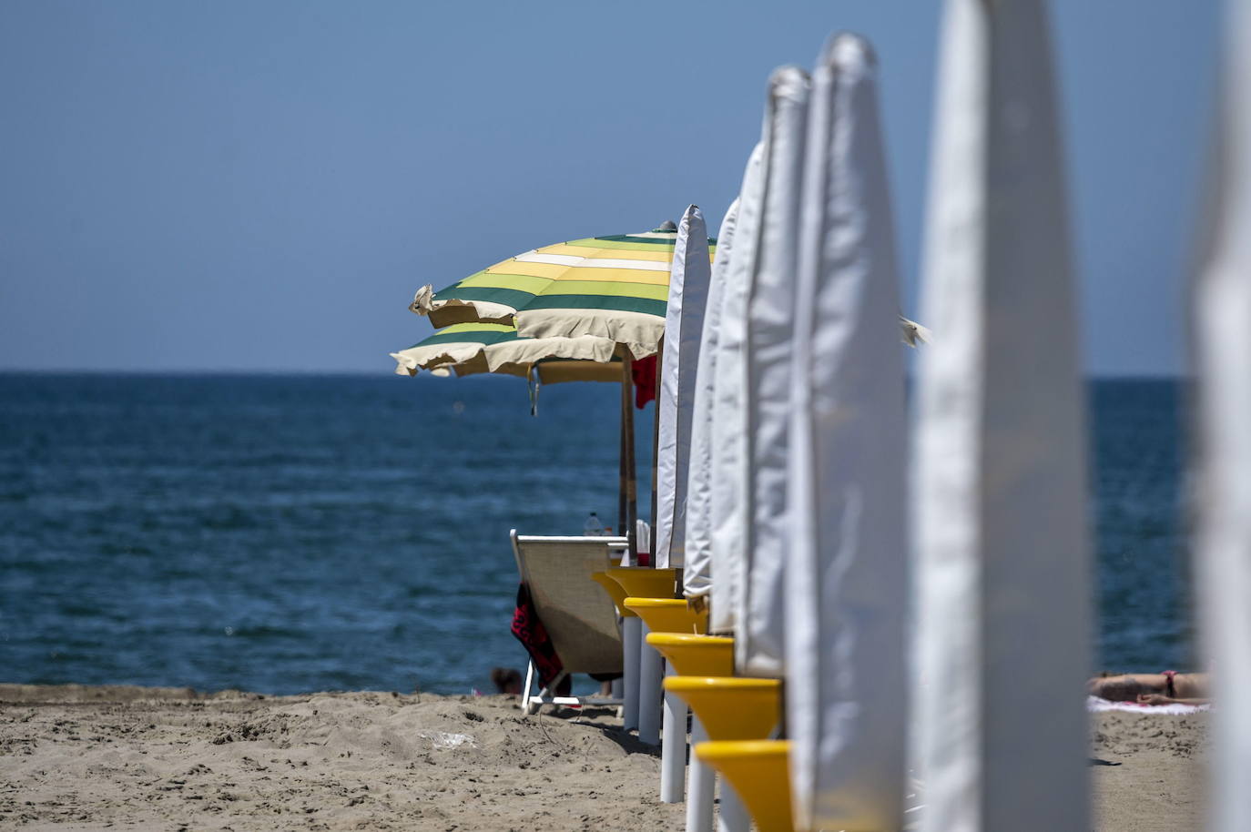 Las playas de Italia reabrirán en medio de la pandemia del coronavirus aunque los bañistas tendrán que mantener una distancia mínima de 5 metros entre ellos y adoptar ciertas medidas higiénicas.