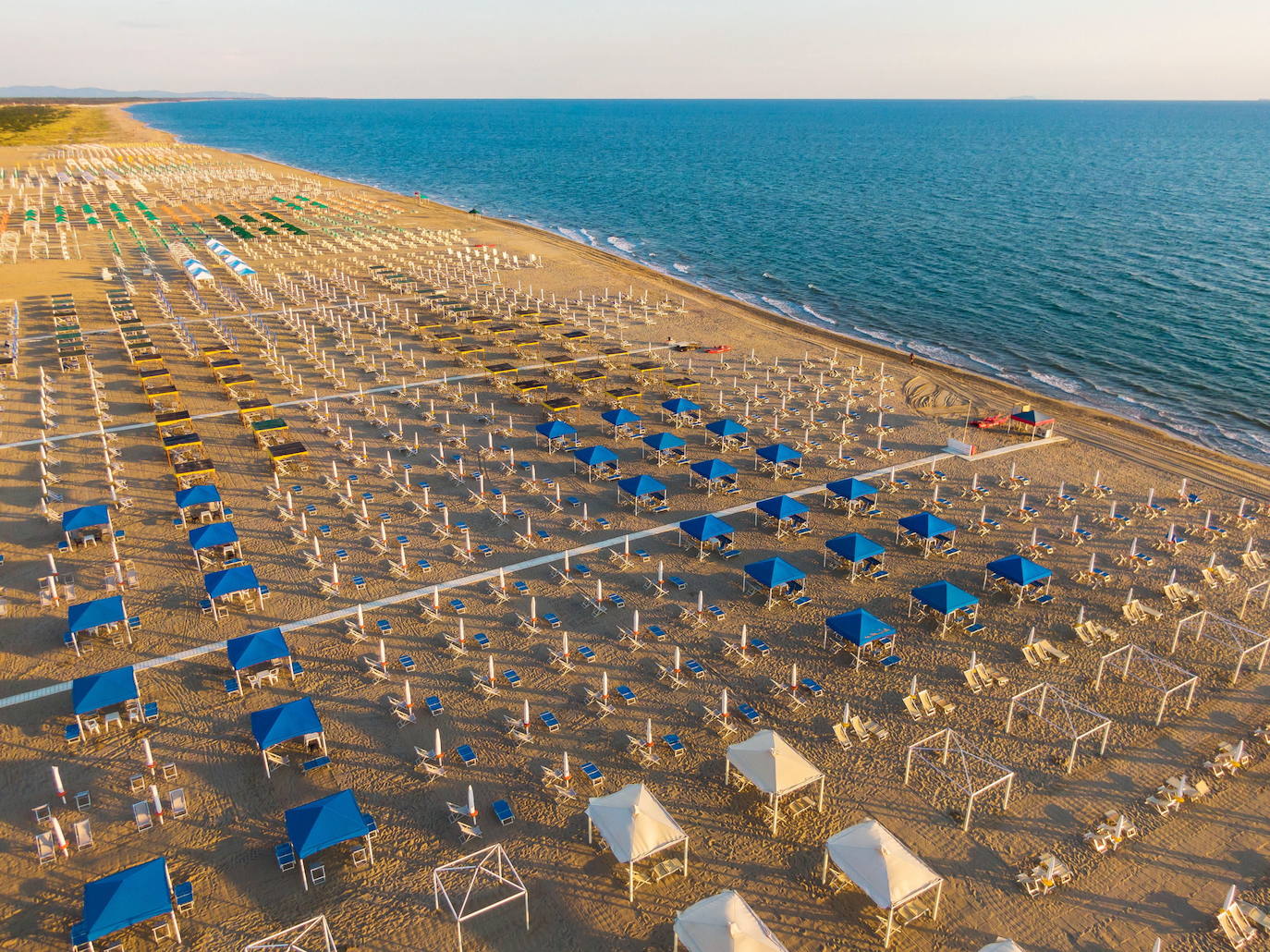 Las playas de Italia reabrirán en medio de la pandemia del coronavirus aunque los bañistas tendrán que mantener una distancia mínima de 5 metros entre ellos y adoptar ciertas medidas higiénicas.