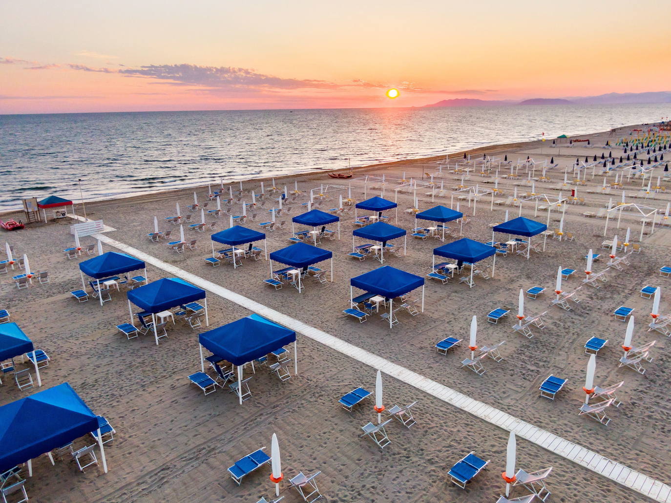 Las playas de Italia reabrirán en medio de la pandemia del coronavirus aunque los bañistas tendrán que mantener una distancia mínima de 5 metros entre ellos y adoptar ciertas medidas higiénicas.