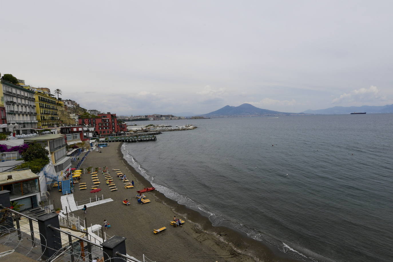 Las playas de Italia reabrirán en medio de la pandemia del coronavirus aunque los bañistas tendrán que mantener una distancia mínima de 5 metros entre ellos y adoptar ciertas medidas higiénicas.