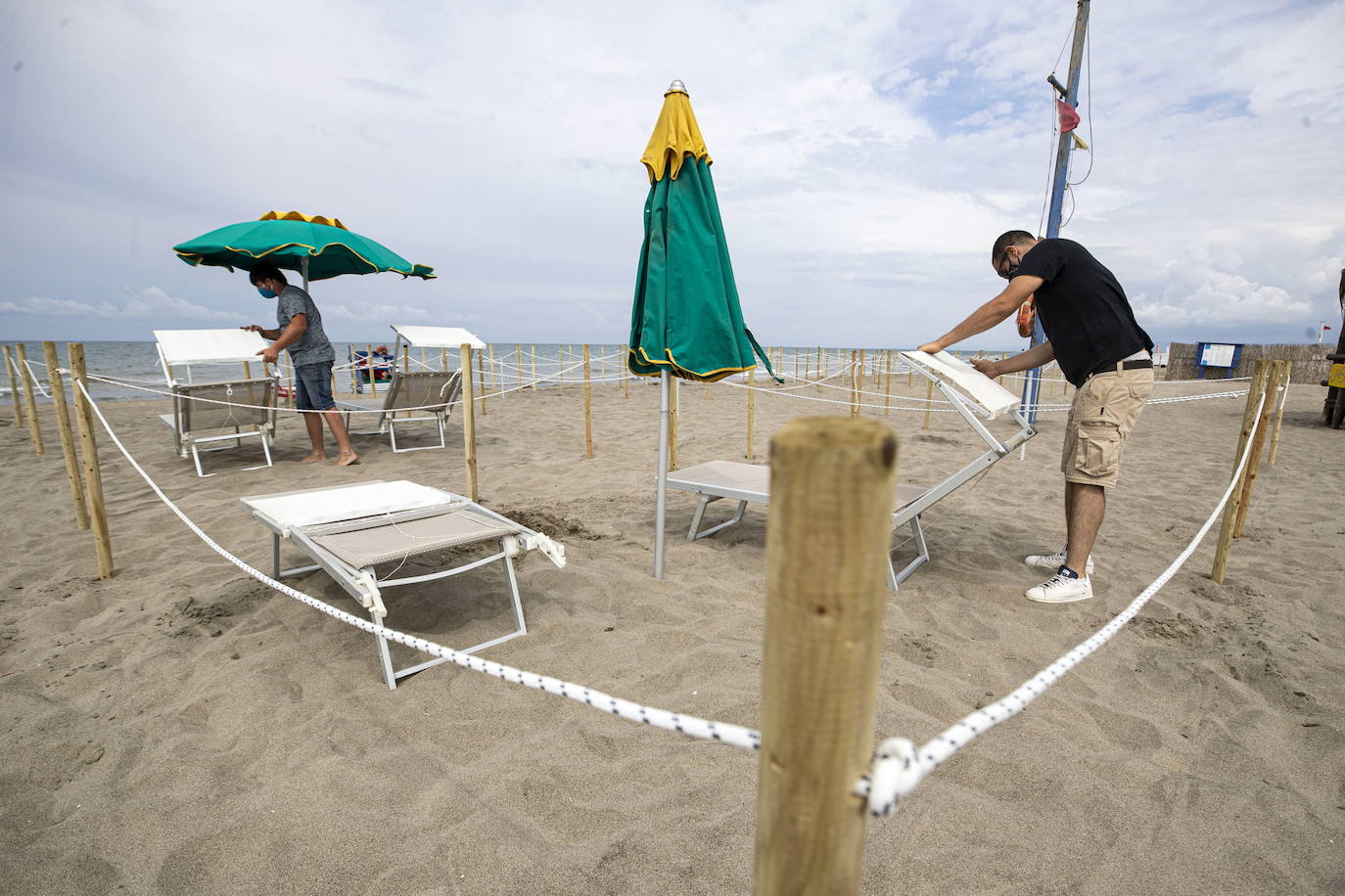 Las playas de Italia reabrirán en medio de la pandemia del coronavirus aunque los bañistas tendrán que mantener una distancia mínima de 5 metros entre ellos y adoptar ciertas medidas higiénicas.