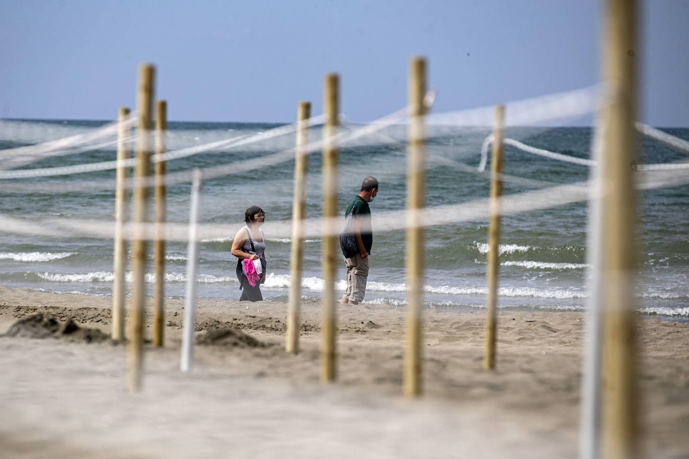 Las playas de Italia reabrirán en medio de la pandemia del coronavirus aunque los bañistas tendrán que mantener una distancia mínima de 5 metros entre ellos y adoptar ciertas medidas higiénicas.