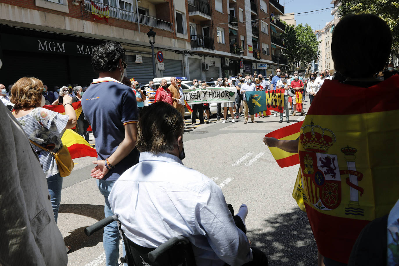 Unas doscientas personas han participado durante el mediodía de este viernes 29 de mayo en una concentración de apoyo a la Guardia Civil frente a la sede de la Comandancia de Valencia en el barrio de Patraix.