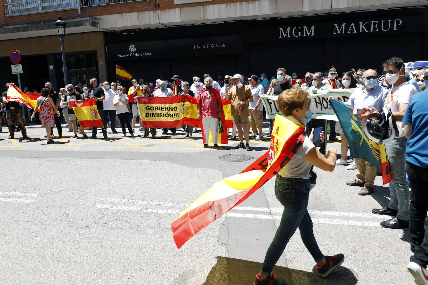 Unas doscientas personas han participado durante el mediodía de este viernes 29 de mayo en una concentración de apoyo a la Guardia Civil frente a la sede de la Comandancia de Valencia en el barrio de Patraix.