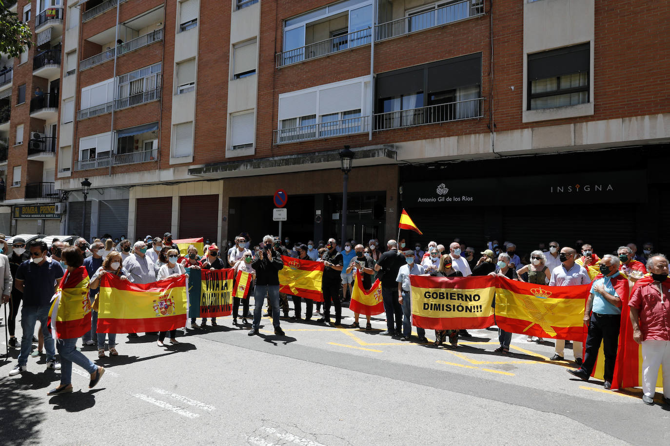 Unas doscientas personas han participado durante el mediodía de este viernes 29 de mayo en una concentración de apoyo a la Guardia Civil frente a la sede de la Comandancia de Valencia en el barrio de Patraix.