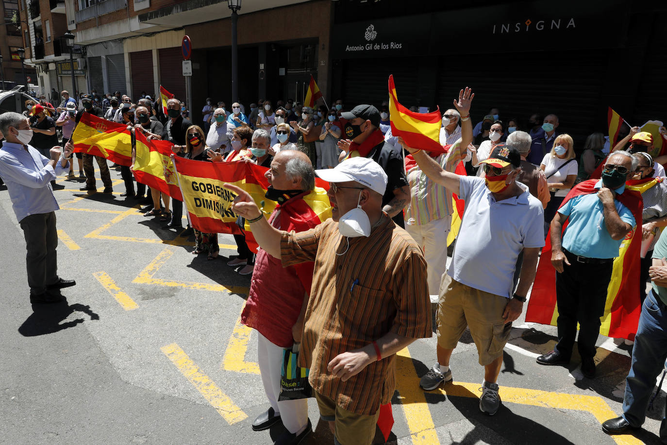 Unas doscientas personas han participado durante el mediodía de este viernes 29 de mayo en una concentración de apoyo a la Guardia Civil frente a la sede de la Comandancia de Valencia en el barrio de Patraix.