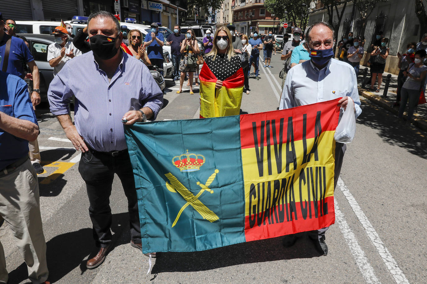 Unas doscientas personas han participado durante el mediodía de este viernes 29 de mayo en una concentración de apoyo a la Guardia Civil frente a la sede de la Comandancia de Valencia en el barrio de Patraix.