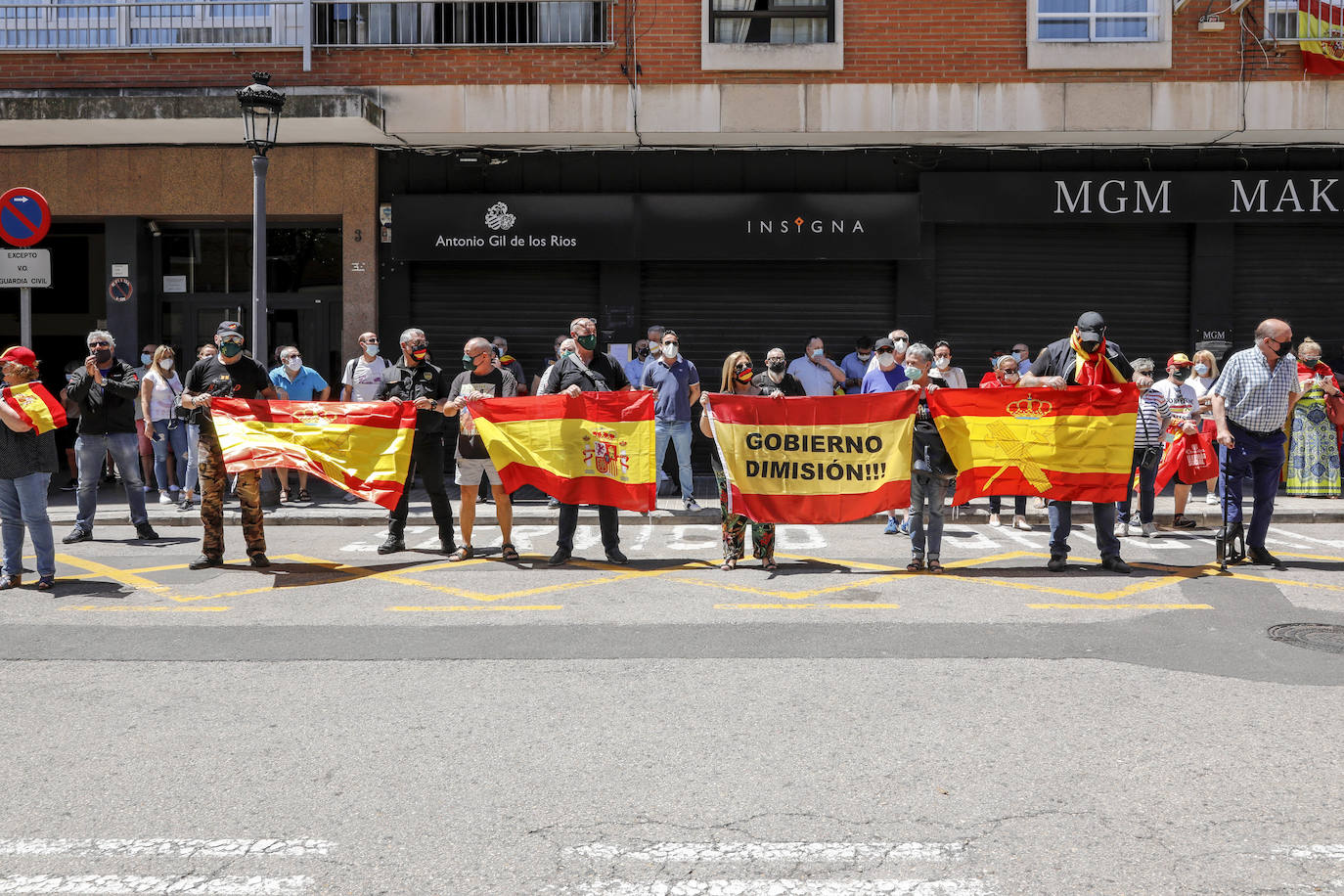 Unas doscientas personas han participado durante el mediodía de este viernes 29 de mayo en una concentración de apoyo a la Guardia Civil frente a la sede de la Comandancia de Valencia en el barrio de Patraix.