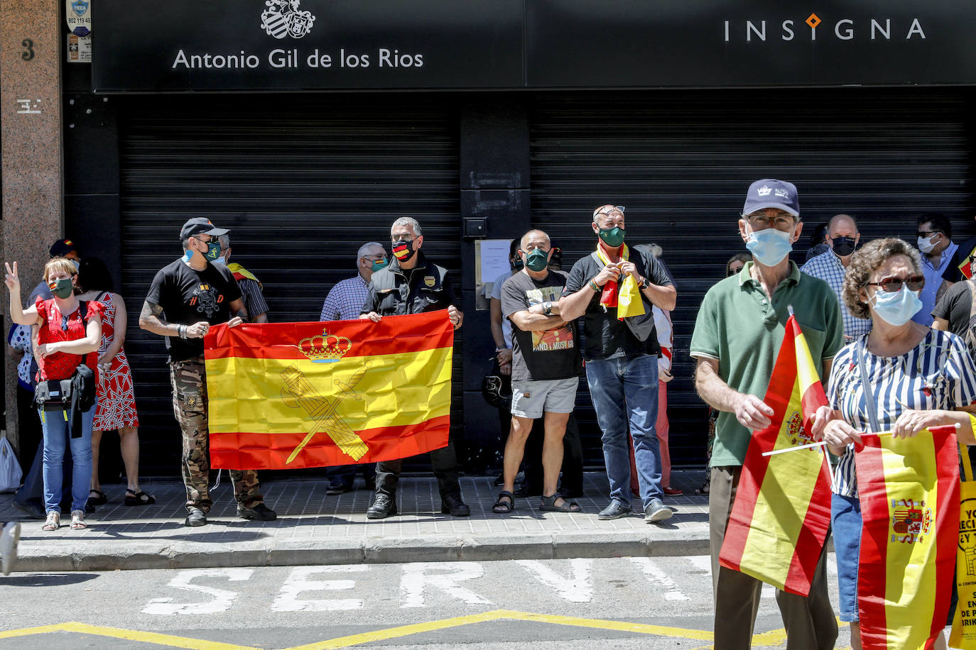 Unas doscientas personas han participado durante el mediodía de este viernes 29 de mayo en una concentración de apoyo a la Guardia Civil frente a la sede de la Comandancia de Valencia en el barrio de Patraix.