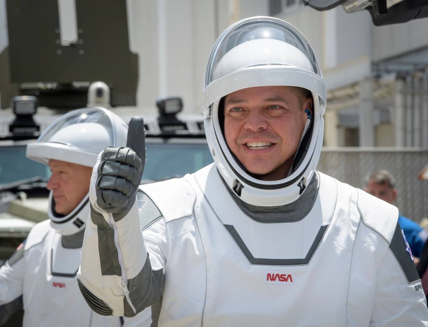 Los astronautas Bob Behnken y Doug Hurley despegaron este sábado del Centro Espacial Kennedy en Florida a bordo de un cohete de SpaceX, primera vez que una empresa privada de Estados Unidos logra concretar una misión de esta naturaleza para la NASA. El cohete Falcon 9, de la compañía creada por Elon Musk, despegó según lo previsto a las 15H22 (19H22 GMT), y los primeros minutos de su ascenso transcurrieron sin inconvenientes, según la transmisión en directo que realiza la agencia espacial de Estados Unidos. La primera etapa del cohete se separó de acuerdo al programa después de dos minutos de vuelo, cuando la nave ascendía a una velocidad de cerca de 4.000 km/h, dejando a la cápsula Crew Dragon en la órbita adecuada para llegar a su destino, la Estación Espacial Internacional, impulsada por la segunda etapa del cohete.