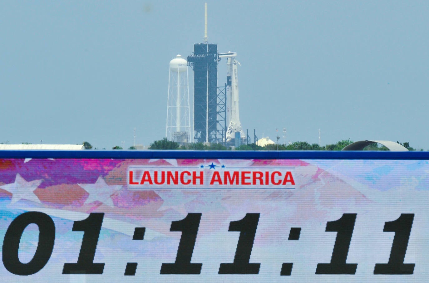 Los astronautas Bob Behnken y Doug Hurley despegaron este sábado del Centro Espacial Kennedy en Florida a bordo de un cohete de SpaceX, primera vez que una empresa privada de Estados Unidos logra concretar una misión de esta naturaleza para la NASA. El cohete Falcon 9, de la compañía creada por Elon Musk, despegó según lo previsto a las 15H22 (19H22 GMT), y los primeros minutos de su ascenso transcurrieron sin inconvenientes, según la transmisión en directo que realiza la agencia espacial de Estados Unidos. La primera etapa del cohete se separó de acuerdo al programa después de dos minutos de vuelo, cuando la nave ascendía a una velocidad de cerca de 4.000 km/h, dejando a la cápsula Crew Dragon en la órbita adecuada para llegar a su destino, la Estación Espacial Internacional, impulsada por la segunda etapa del cohete.