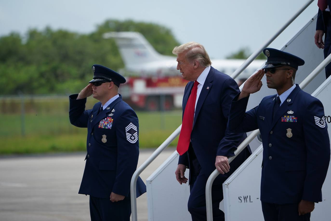Los astronautas Bob Behnken y Doug Hurley despegaron este sábado del Centro Espacial Kennedy en Florida a bordo de un cohete de SpaceX, primera vez que una empresa privada de Estados Unidos logra concretar una misión de esta naturaleza para la NASA. El cohete Falcon 9, de la compañía creada por Elon Musk, despegó según lo previsto a las 15H22 (19H22 GMT), y los primeros minutos de su ascenso transcurrieron sin inconvenientes, según la transmisión en directo que realiza la agencia espacial de Estados Unidos. La primera etapa del cohete se separó de acuerdo al programa después de dos minutos de vuelo, cuando la nave ascendía a una velocidad de cerca de 4.000 km/h, dejando a la cápsula Crew Dragon en la órbita adecuada para llegar a su destino, la Estación Espacial Internacional, impulsada por la segunda etapa del cohete.