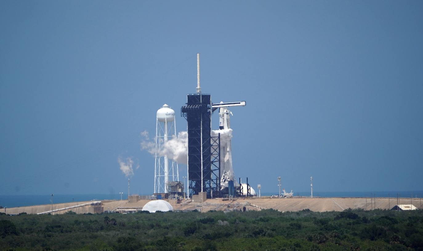 Los astronautas Bob Behnken y Doug Hurley despegaron este sábado del Centro Espacial Kennedy en Florida a bordo de un cohete de SpaceX, primera vez que una empresa privada de Estados Unidos logra concretar una misión de esta naturaleza para la NASA. El cohete Falcon 9, de la compañía creada por Elon Musk, despegó según lo previsto a las 15H22 (19H22 GMT), y los primeros minutos de su ascenso transcurrieron sin inconvenientes, según la transmisión en directo que realiza la agencia espacial de Estados Unidos. La primera etapa del cohete se separó de acuerdo al programa después de dos minutos de vuelo, cuando la nave ascendía a una velocidad de cerca de 4.000 km/h, dejando a la cápsula Crew Dragon en la órbita adecuada para llegar a su destino, la Estación Espacial Internacional, impulsada por la segunda etapa del cohete.