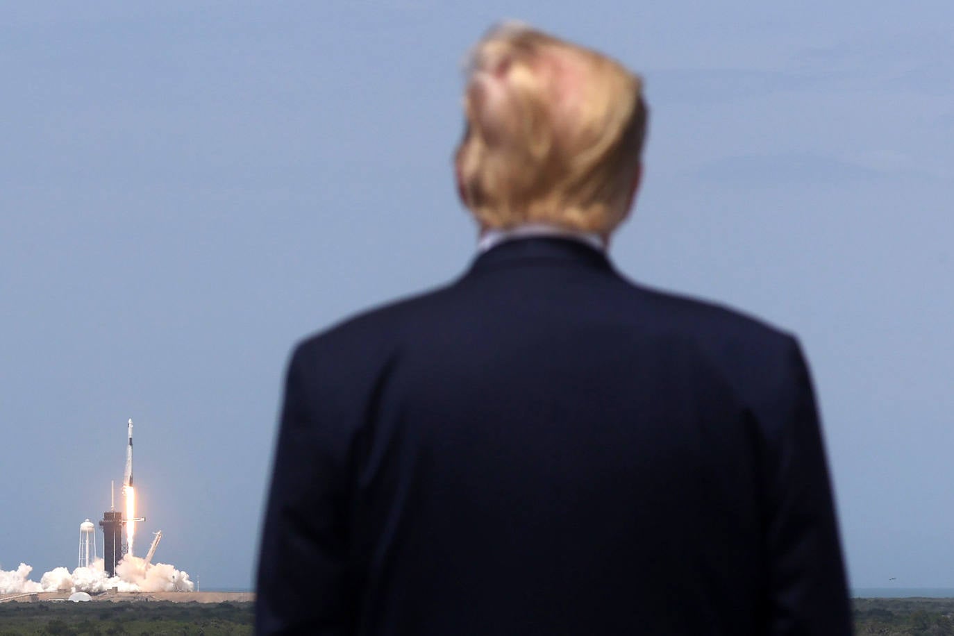 Los astronautas Bob Behnken y Doug Hurley despegaron este sábado del Centro Espacial Kennedy en Florida a bordo de un cohete de SpaceX, primera vez que una empresa privada de Estados Unidos logra concretar una misión de esta naturaleza para la NASA. El cohete Falcon 9, de la compañía creada por Elon Musk, despegó según lo previsto a las 15H22 (19H22 GMT), y los primeros minutos de su ascenso transcurrieron sin inconvenientes, según la transmisión en directo que realiza la agencia espacial de Estados Unidos. La primera etapa del cohete se separó de acuerdo al programa después de dos minutos de vuelo, cuando la nave ascendía a una velocidad de cerca de 4.000 km/h, dejando a la cápsula Crew Dragon en la órbita adecuada para llegar a su destino, la Estación Espacial Internacional, impulsada por la segunda etapa del cohete.